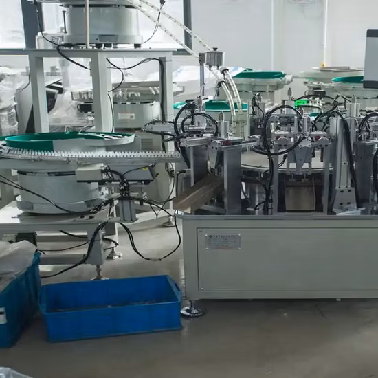 Macchina di assemblaggio automatico per spruzzatore a grilletto con ugello di spruzzatura in plastica